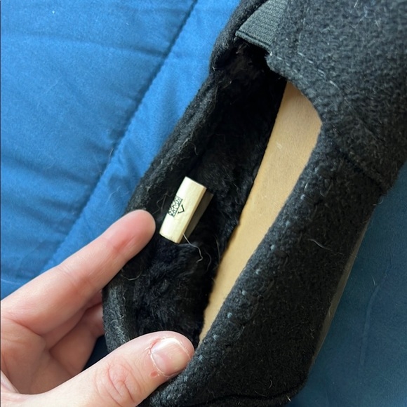 Toms Black Minimalist Slip-On Flats - Picture 7 of 8